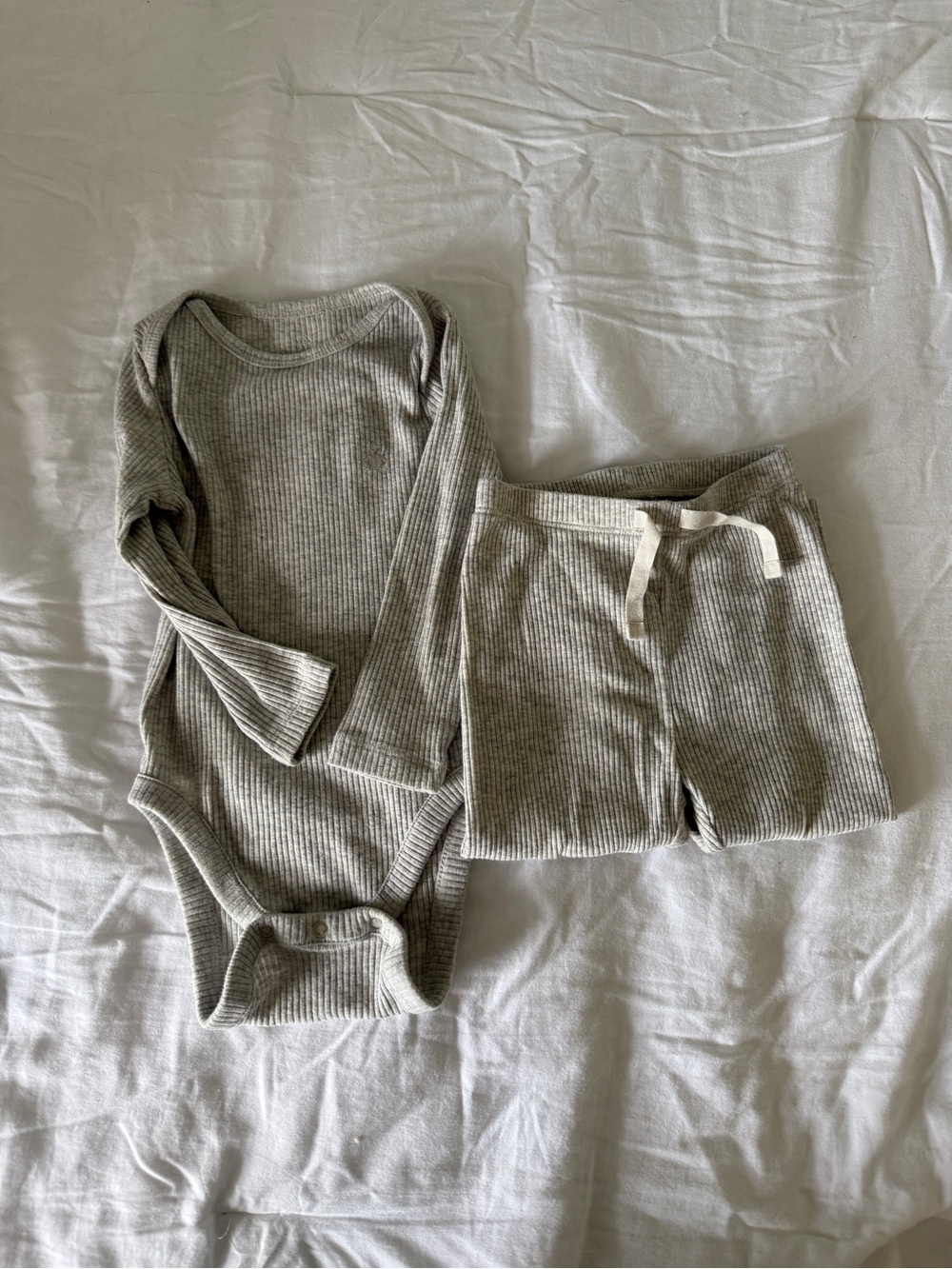 GAP Ribbed Long-Sleeve Bodysuit and Pants Set - Light Gray